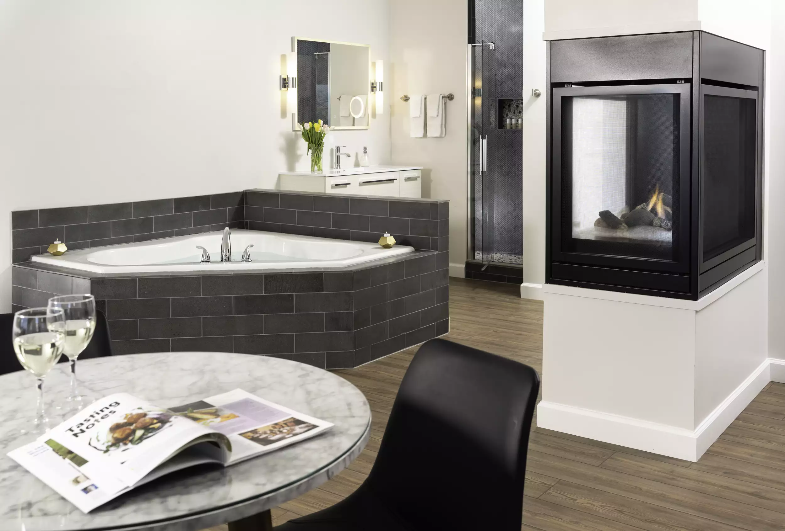 Breakfast Table, Fireplace & Hot Tub